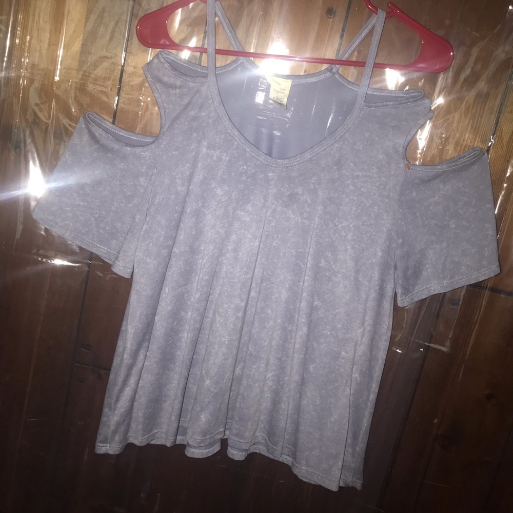 off the shoulder / open shoulder shirt